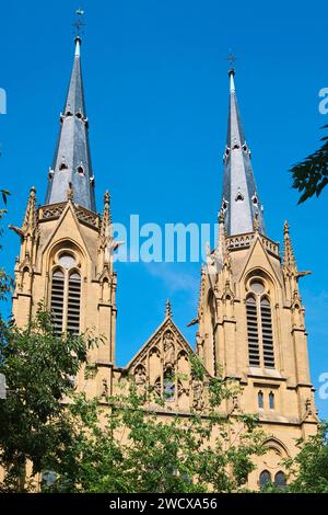 France, Moselle, Metz, place Jeanne d'Arc, église Sainte Ségolène, portail néogothique surmonté de deux clochers symétriques Banque D'Images