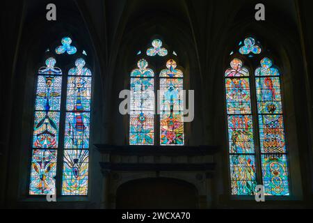 France, Moselle, Metz, église Saint Maximin, vitraux réalisés d'après les dessins de Jean Cocteau exécutés en 1962 couvrant 14 travées ou 24 fenêtres Banque D'Images