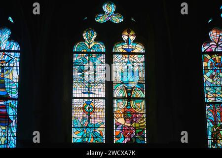 France, Moselle, Metz, église Saint Maximin, vitraux réalisés d'après les dessins de Jean Cocteau exécutés en 1962 couvrant 14 travées ou 24 fenêtres Banque D'Images