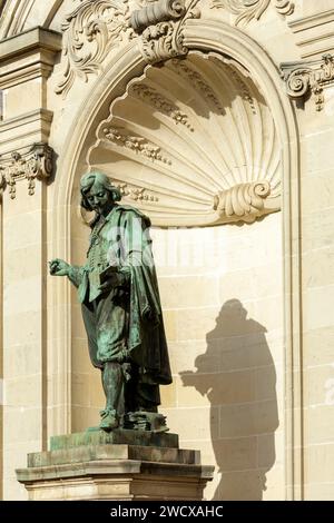 France, Meurthe et Moselle, Nancy, statue de Jacques Callot sur la place Vaudemont (place Vaudemont) près de la place Stanislas (ancienne place royale) construite par Stanislas Leszczynski, roi de Pologne et dernier duc de Lorraine au XVIIIe siècle, classée au patrimoine mondial de l'UNESCO Banque D'Images