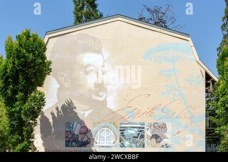 France, Meurthe et Moselle, Laxou, murale de Françoise Chamagne représentant le maître verrier et céramiste Emile Galle sur la façade de l'ancienne maison de gardien, aujourd'hui maison privée, de l'ancienne villa construite par l'architecte Fernand Cesar en 1913 dans le style Art Nouveau aujourd'hui la mairie, à l'entrée du parc public Paul Chone situé avenue Paul Deroulede Banque D'Images