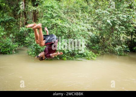 Cambodge, Kampong Phluk, les enfants plongent dans la rivière gonflée Banque D'Images