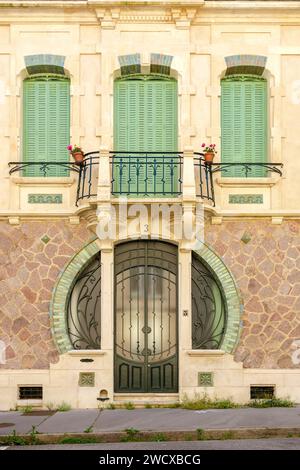 France, Meurthe et Moselle, Nancy, façade d'une maison de style Art Nouveau avec ferronnerie en fer forgé sur la porte et la balustrade du balcon situé rue Bassompierre Banque D'Images