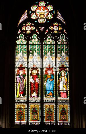 France, Meurthe et Moselle, Nancy, Basilique Saint Epvre construite en style néogothique par l'architecte Prosper Morey, consécration de l'église en 1871, vitrail réalisé par l'atelier Carl Geyling, le plus ancien atelier de vitraux d'Autriche fondé en 1841, qui représente de gauche à droite Saint Alexandre, Saint Henri, Saint Mathew, archange Gabriel, situé place Saint Epvre Banque D'Images