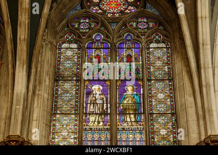 France, Meurthe et Moselle, Nancy, Basilique Saint Epvre construite en style néogothique par l'architecte Prosper Morey, consécration de l'église en 1871, vitrail réalisé par l'atelier Carl Geyling, le plus ancien atelier de vitraux d'Autriche fondé en 1841, qui représente Sainte Berthe à gauche et Sainte Clothilde à droite, située place Saint Epvre Banque D'Images