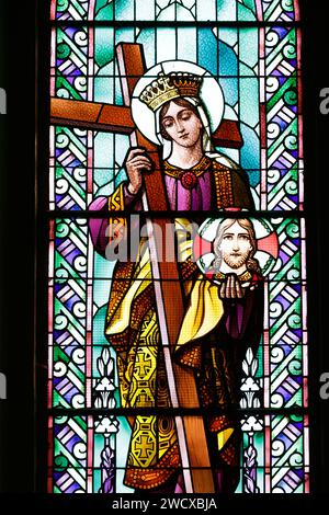 France, Meurthe et Moselle, Champenoux, église Saint-Barthélemy reconstruite en 1923 après sa destruction par les allemands lors de la bataille de la Grande Couronne en septembre 1914, vitrail de style Art Déco réalisé en 1929 par le maître verrier de Nancy Joseph Benoit qui représente l'impératrice Sainte-Hélène, mère de l'empereur Constantin, le premier empereur chrétien Banque D'Images