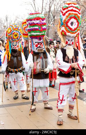 Momenteuses masquées participants avec de grands masques de Roumanie au Festival international de mascarades et momentères Surva Kukeri à Pernik, Bulgarie Banque D'Images