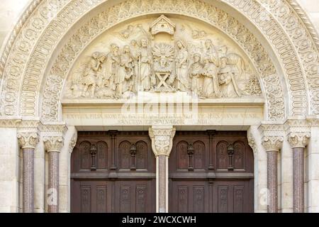 France, Meurthe et Moselle, Nancy, Eglise Saint Joseph construite entre 1890 et 1905 par l'architecte Leopold Amédée Hardy en style néo-roman, porte principale avec tympan représentant la naissance de l'enfant Jésus avec Joseph, Marie et les trois Rois située rue mon désert Banque D'Images