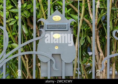 France, Meurthe et Moselle, Nancy, boîte aux lettres et clôture en fer forgé de style Art Nouveau située rue Emile Galle Banque D'Images