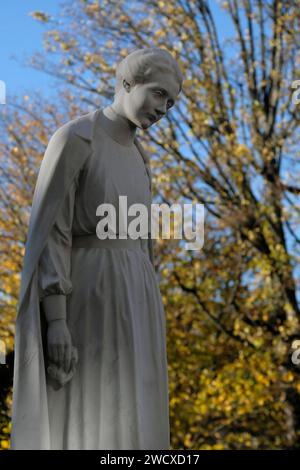 France, territoire de Belfort, Belfort, Avenue Jean Jaures, Square Emile Lechten, statue en hommage à Edith Cavell, infirmerie, héroïne de la première Guerre mondiale Banque D'Images