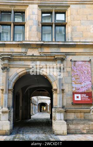 France, Doubs, Besançon, Grande rue, Palais Granvelle daté du 16e siècle, Musée du temps Banque D'Images