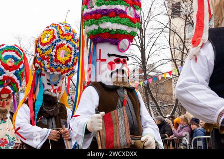 Danseurs masqués de Roumanie avec de grands masques colorés au Surva International Mascarade and Mummers Festival à Pernik, Bulgarie, Banque D'Images