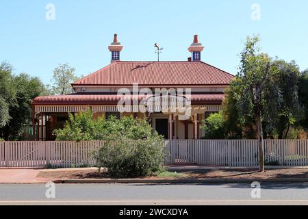 Maison résidentielle de style architectural victorien avec toit en tôle ondulée rouge à Kalgoorlie dans les champs aurifères orientaux, Australie occidentale Banque D'Images