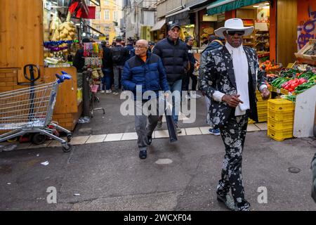 Marseille, France. 16 janvier 2024. Un sapeur dans le quartier central de Noailles à Marseille, France, le 16 janvier 2024. Photo de Laurent coust/ABACAPRESS.COM crédit : Abaca Press/Alamy Live News Banque D'Images