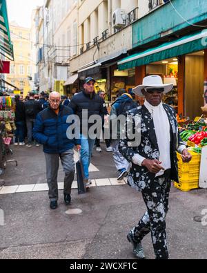 Marseille, France. 16 janvier 2024. Un sapeur dans le quartier central de Noailles à Marseille, France, le 16 janvier 2024. Photo de Laurent coust/ABACAPRESS.COM crédit : Abaca Press/Alamy Live News Banque D'Images