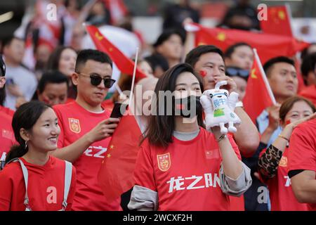 Doha, Qatar. 17 janvier 2024. DOHA, QATAR - JANVIER 17 : supporters chinois lors de la coupe d'Asie AFC un match entre le Liban et la Chine au stade Al Thumama le 17 janvier 2024 à Doha, Qatar. Crédit : Sebo47/Alamy Live News Banque D'Images