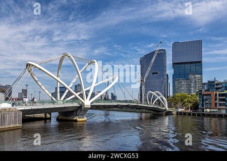 Melbourne, Australie - 21 janvier 2023 : le Seafarers Bridge, une passerelle au-dessus de la rivière Yarra, entre les Docklands et South Wharf à Melbourne, Austr Banque D'Images