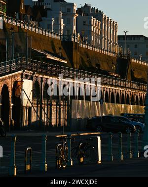 Brighton Madeira Terrace arches qui ont été fermées pendant un certain nombre d'années en attente de restauration . Madeira Terrace est un tronçon de 865 mètres de long d'arches et de promenade en bord de mer classé Grade 2* sur Madeira Drive à Brighton construit à l'origine à la fin des années 1800, de plus en plus fermé au public depuis 2014. Banque D'Images