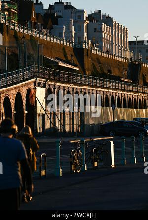 Brighton Madeira Terrace arches qui ont été fermées pendant un certain nombre d'années en attente de restauration . Madeira Terrace est un tronçon de 865 mètres de long d'arches et de promenade en bord de mer classé Grade 2* sur Madeira Drive à Brighton construit à l'origine à la fin des années 1800, de plus en plus fermé au public depuis 2014. Banque D'Images