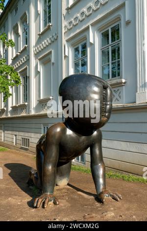 L'une des figures de la sculpture "bébés" de l'artiste tchèque David Černý, Malá Strana. Prague, Tchéquie. Banque D'Images