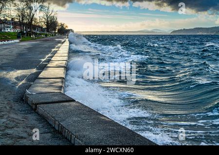 Les vagues s'écrasent sur la digue de la mer à Alki Beach à West Seattle, Washington. Banque D'Images