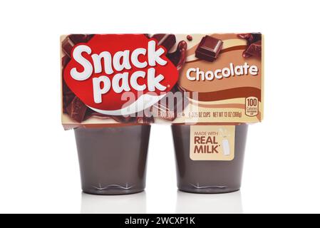 IRVINE, CALIFORNIE - 15 JANVIER 2024 : un paquet de gobelets snack Pack Chocolate Pudding. Banque D'Images