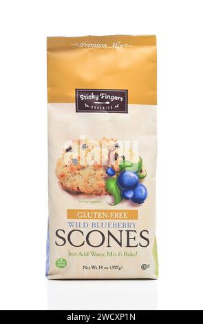 IRVINE, CALIFORNIE - 15 JANVIER 2024 : un sac de Sticky Fingers gluten Free Blueberry scones mix. Banque D'Images