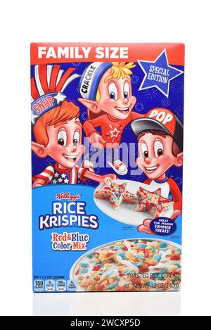 IRVINE, CALIFORNIE - 12 JANVIER 2024 : une boîte SIXE familiale de Kellogg Rice Krispies rouge et bleu pour les gâteries estivales. Banque D'Images