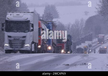 Blankenheim, Allemagne. 17 janvier 2024. Camions bloqués sur une pente après un accident dans une forte chute de neige sur la B51 près de Blankenheim. Crédit : David Young/dpa/Alamy Live News Banque D'Images