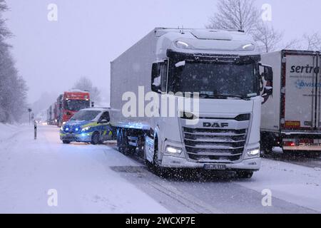 Blankenheim, Allemagne. 17 janvier 2024. Camions bloqués sur une pente après un accident dans une forte chute de neige sur la B51 près de Blankenheim. Crédit : David Young/dpa/Alamy Live News Banque D'Images