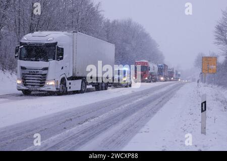 Blankenheim, Allemagne. 17 janvier 2024. Camions bloqués sur une pente après un accident dans une forte chute de neige sur la B51 près de Blankenheim. Crédit : David Young/dpa/Alamy Live News Banque D'Images