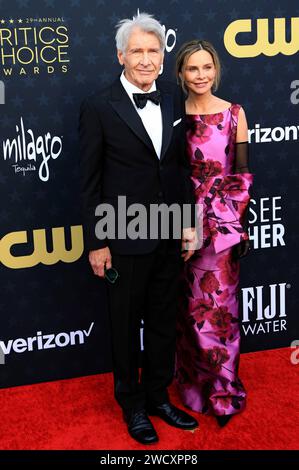 Harrison Ford mit Ehefrau Calista Flockhart BEI der Verleihung der 29. Critics Choice Awards im Barker Hangar. Santa Monica, 14.01.2024 Banque D'Images