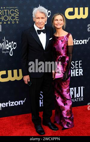 Harrison Ford mit Ehefrau Calista Flockhart BEI der Verleihung der 29. Critics Choice Awards im Barker Hangar. Santa Monica, 14.01.2024 Banque D'Images