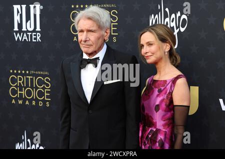 Harrison Ford mit Ehefrau Calista Flockhart BEI der Verleihung der 29. Critics Choice Awards im Barker Hangar. Santa Monica, 14.01.2024 Banque D'Images