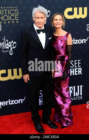 Harrison Ford mit Ehefrau Calista Flockhart BEI der Verleihung der 29. Critics Choice Awards im Barker Hangar. Santa Monica, 14.01.2024 *** Harrison Ford avec sa femme Calista Flockhart aux Critics Choice Awards 29 au Barker Hangar Santa Monica, 14 01 2024 Foto:XJ.xBlocx/xFuturexImagex Critics Choice 4312 Banque D'Images