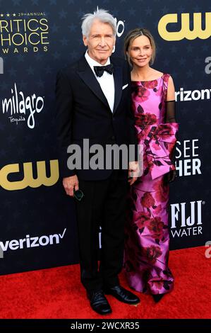 Harrison Ford mit Ehefrau Calista Flockhart BEI der Verleihung der 29. Critics Choice Awards im Barker Hangar. Santa Monica, 14.01.2024 *** Harrison Ford avec sa femme Calista Flockhart aux Critics Choice Awards 29 au Barker Hangar Santa Monica, 14 01 2024 Foto:XJ.xBlocx/xFuturexImagex Critics Choice 4311 Banque D'Images