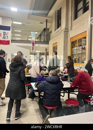 Iowa, États-Unis. 15 janvier 2024. Dans une école de des Moines, le vote est en cours pour la primaire présidentielle républicaine de l'Iowa le 15 janvier. (À dpa: "Triomphe en Iowa : Trump, l'imparable?") Crédit : Julia Naue/dpa/Alamy Live News Banque D'Images