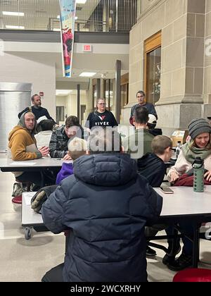 Iowa, États-Unis. 15 janvier 2024. Dans une école de des Moines, le vote est en cours pour la primaire présidentielle républicaine de l'Iowa le 15 janvier. (À dpa: "Triomphe en Iowa : Trump, l'imparable?") Crédit : Julia Naue/dpa/Alamy Live News Banque D'Images