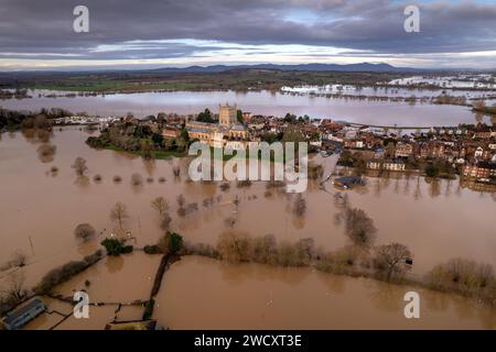 Abbaye de Tewkesbury entourée par les eaux de crue en janvier 2024 Banque D'Images