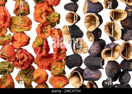 Chaîne d'aubergines turques séchées et poivrons se ferment sur fond blanc Banque D'Images