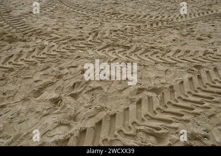 Chenilles de tracteur sur sable de Marbella, Andalousie, Espagne. Banque D'Images