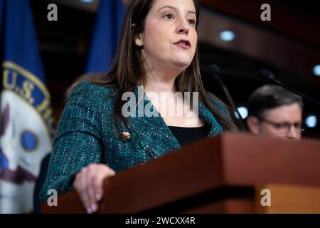 Washington, États-Unis. 17 janvier 2024. La présidente de la Conférence républicaine de la Chambre, Elise Stefanik, R-NY, prend la parole lors d'une conférence de presse après les réunions hebdomadaires du caucus au Capitole des États-Unis à Washington, DC, le mercredi 17 janvier 2024. Photo Bonnie Cash/UPI crédit : UPI/Alamy Live News Banque D'Images