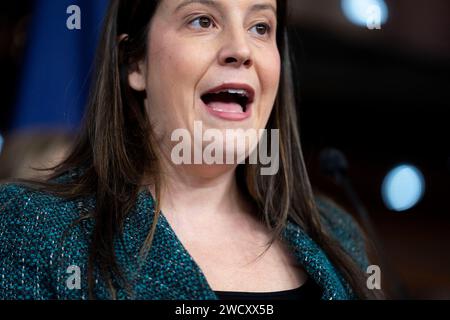 Washington, États-Unis. 17 janvier 2024. La présidente de la Conférence républicaine de la Chambre, Elise Stefanik, R-NY, prend la parole lors d'une conférence de presse après les réunions hebdomadaires du caucus au Capitole des États-Unis à Washington, DC, le mercredi 17 janvier 2024. Photo Bonnie Cash/UPI crédit : UPI/Alamy Live News Banque D'Images