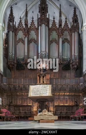 Stalles de chœur réalisées par Rafael de León en bois de noyer et l'orgue merklin Schütze dans la cathédrale de Santa Maria dans la ville de Murcie, Espagne, Europe. Banque D'Images