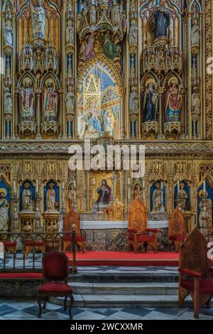 Maître-autel, chapelle royale, tombeau d'Alphonse X le Sage. Retable néo-gothique, image de Santa María de Gracia dans son dressing, cathédrale de Murcie. Banque D'Images