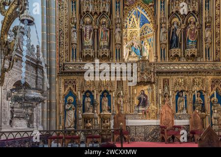 Maître-autel, chapelle royale, tombeau d'Alphonse X le Sage. Retable néo-gothique, image de Santa María de Gracia dans son dressing, cathédrale de Murcie. Banque D'Images