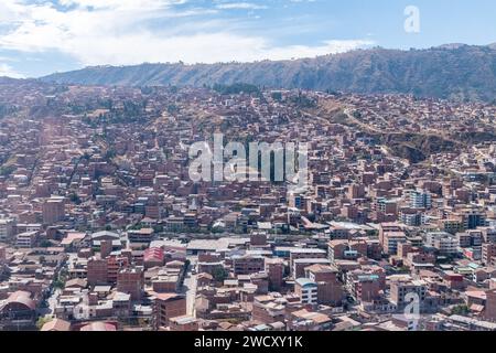 Une vue depuis un avion de la ville de Cusco et des montagnes environnantes des Andes dans la Vallée sacrée au Pérou Banque D'Images