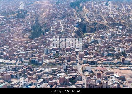 Une vue depuis un avion de la ville de Cusco et des montagnes environnantes des Andes dans la Vallée sacrée au Pérou Banque D'Images