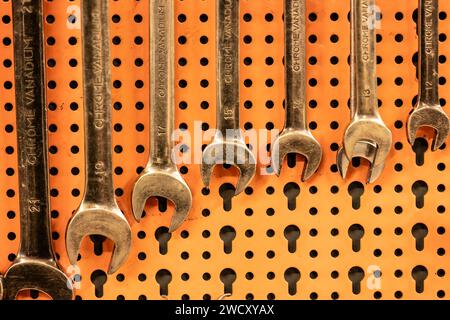 Rome, Italie 17 janvier 2024 : une exposition bien organisée de différentes clés accrochées soigneusement sur un panneau d'outils d'atelier. Banque D'Images