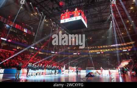 Hambourg, Allemagne. 17 janvier 2024. Handball : Championnat d'Europe, Danemark - pays-Bas, main Round, Groupe 2, Journée 1, Barclaycard Arena. Les équipes se tiennent dans la salle pendant l'hymne national. Crédit : Marcus Brandt/dpa/Alamy Live News Banque D'Images